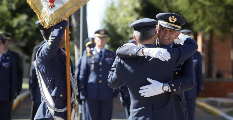 abrazo entre relevandos