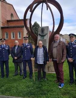 Ante el monumento al aeronauta Fernandez Duro