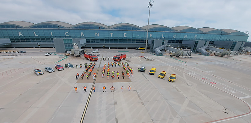 Los trabajadores del Aeropuerto de Alicante-Elche recrean un simbólico “10”