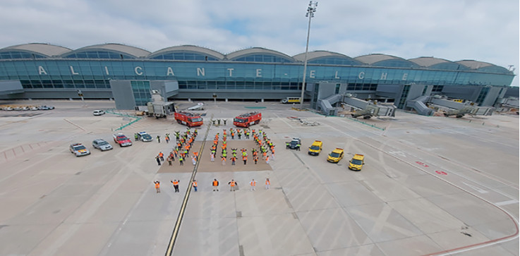 Los trabajadores del Aeropuerto de Alicante-Elche recrean un simbólico “10”